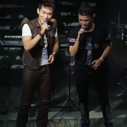 thầy Chu Hoàng Tuấn của trung tâm guitara hát chung với Đàm Vĩnh Hưng