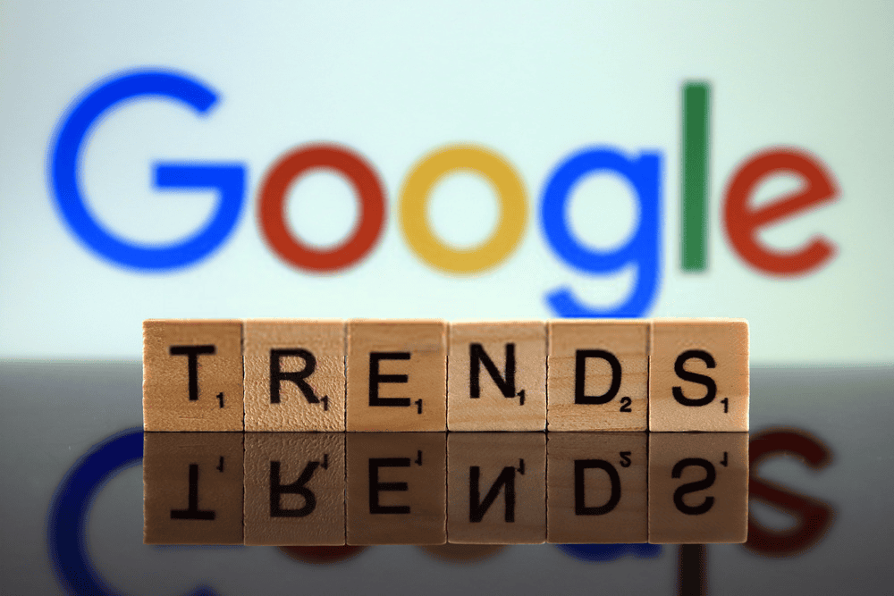 Es una herramienta que ayuda a ver la curva de tendencias en las búsquedas. Y no solo eso, si no que podrás tener una planificación de las palabras clave que tengan la popularidad adecuada para ser usadas en tu estrategia de marketing...