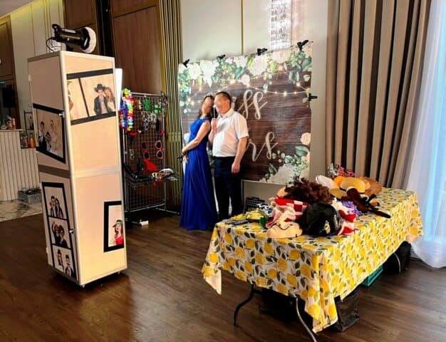 fotobudka-na-wesele fotobudka na wesele, goście korzystają ze śmiesznych przebrań i robią sobie zdjęcia