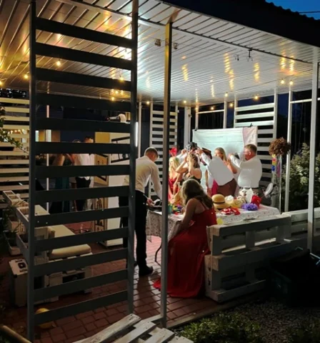 wesele-zabawa-przy-fotobudce fotobudka w altanie, goście robią sobie zdjęcia