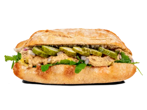 Broodje verse tonijnsalade met frisse sla en augurk op knapperige ciabatta – close-up