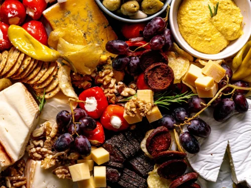Luxe Marquis borrelplateau met loaded chips, kazen, droge worst, dips, crackers, olijven, fruit, noten en sardines