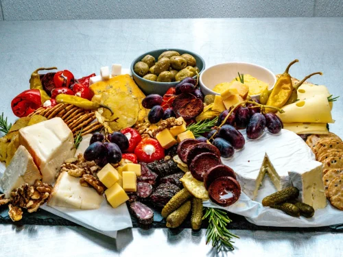 Luxe Marquis borrelplateau met loaded chips, kazen, droge worst, dips, crackers, olijven, fruit, noten en sardines