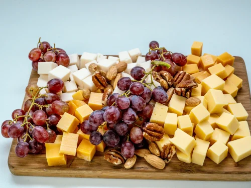 Kaasblokjesplateau verschillende soorten kazen en fruit