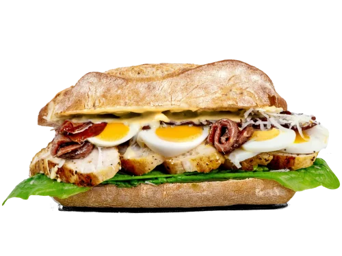 Ciabatta Caesar met kip, romaine sla, Caesardressing, Grana Padano, spek, ansjovis en ei