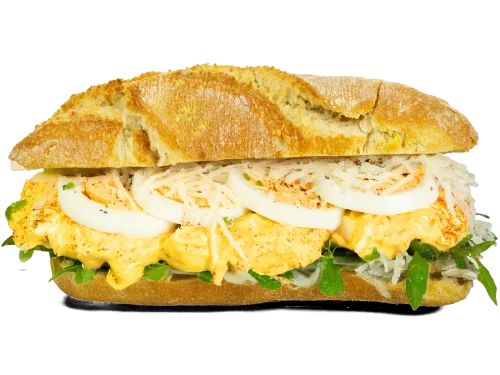 Marquis broodje eiersalade met bieslook, studio-achtergrond