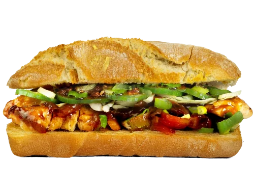 Broodje hete kip met rucola op afgebakken ciabatta, studio-achtergrond