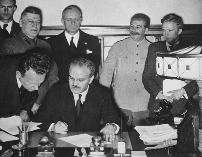 Het Molotov-Ribbentrop Pact was een niet-aanvalsverdrag tussen Nazi-Duitsland en de Sovjet-Unie, ondertekend op 23 augustus 1939.