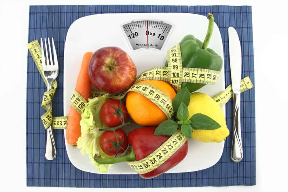 Verdure e frutta nel piatto con un centimetro