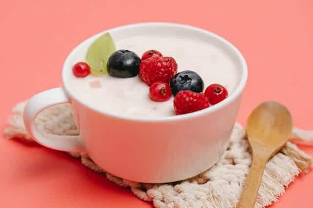 Yogurt con frutta in tazza