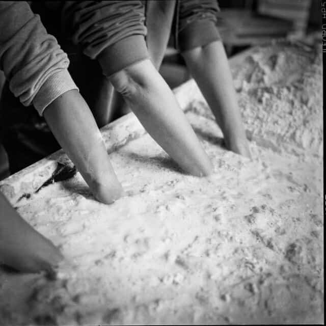 Quand les photos sont aussi faites dans un atelier obscur sans électricité, dans la joie et la bonne humeur :)
Merci à Annick, Laurence et Guillaume (et son Rolleiflex 6x6) pour cette super journée!