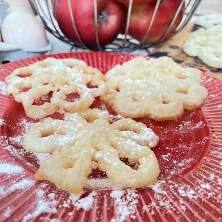 Rozetki cookies sprinkled with sugar.