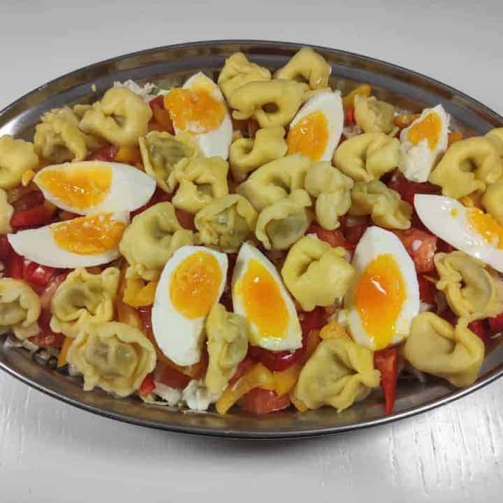 Polish sałatka z uszkami in a bowl.