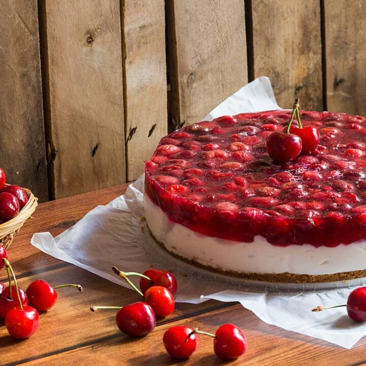 Cold cheesecake is refreshing in summer