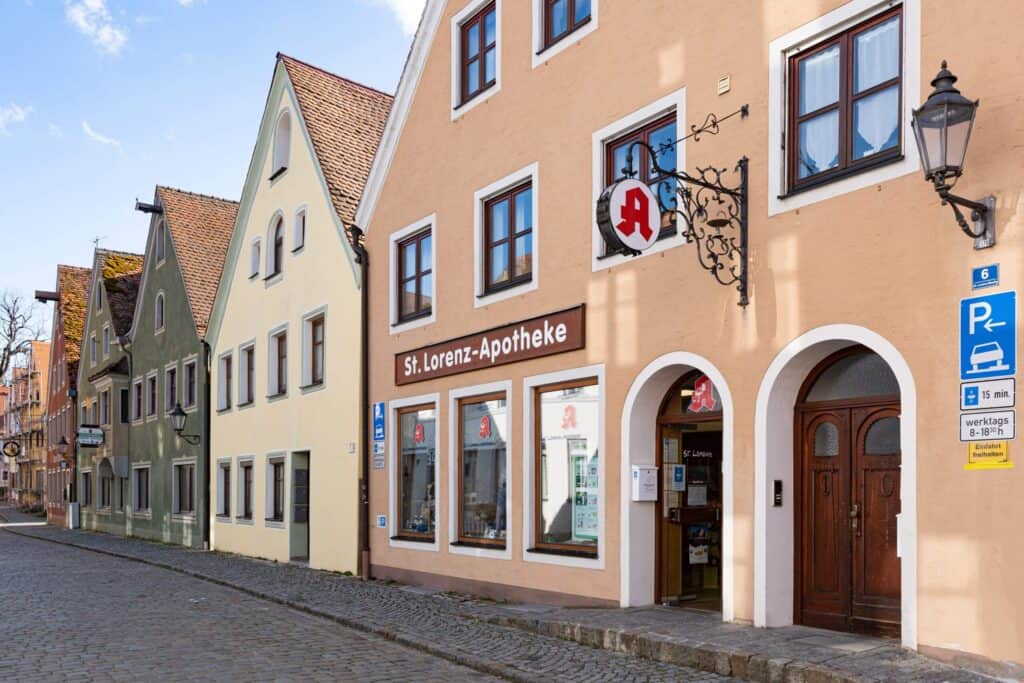 St. Lorenz-Apotheke in Berching – Außenansicht in der Altstadt