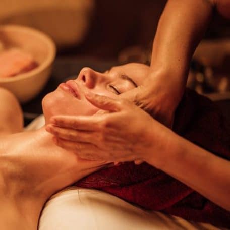 Liftingujący masaż twarzy