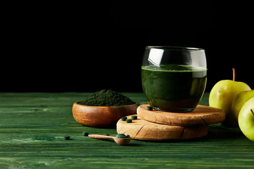 Spirulina in Tabletten und Cocktail mit Spirulina