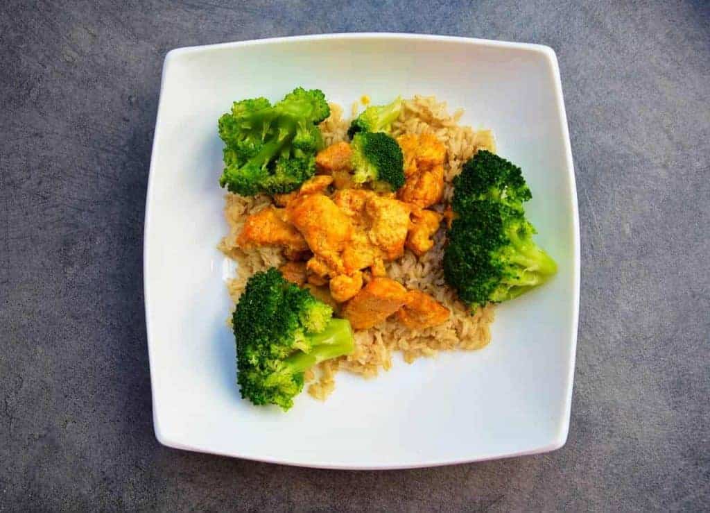 rijst met kip en broccoli op een bord