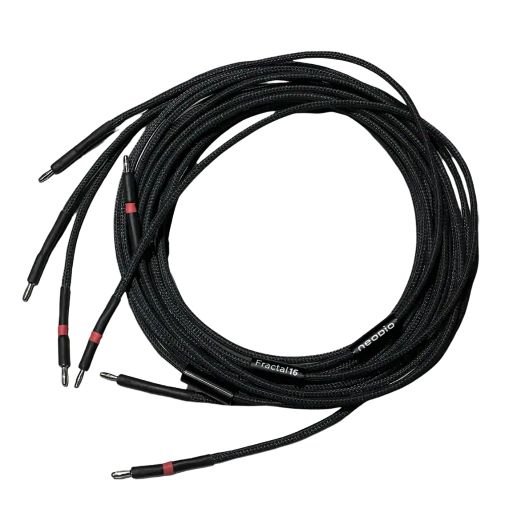 Paire de câbles haut-parleurs Neodio Fractal-L enroulés sur fond transparent