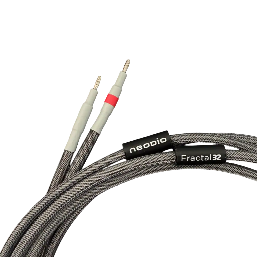 Zoom sur les connecteurs banane du câble haut-parleur Neodio Fractal 32L sur fond transparent