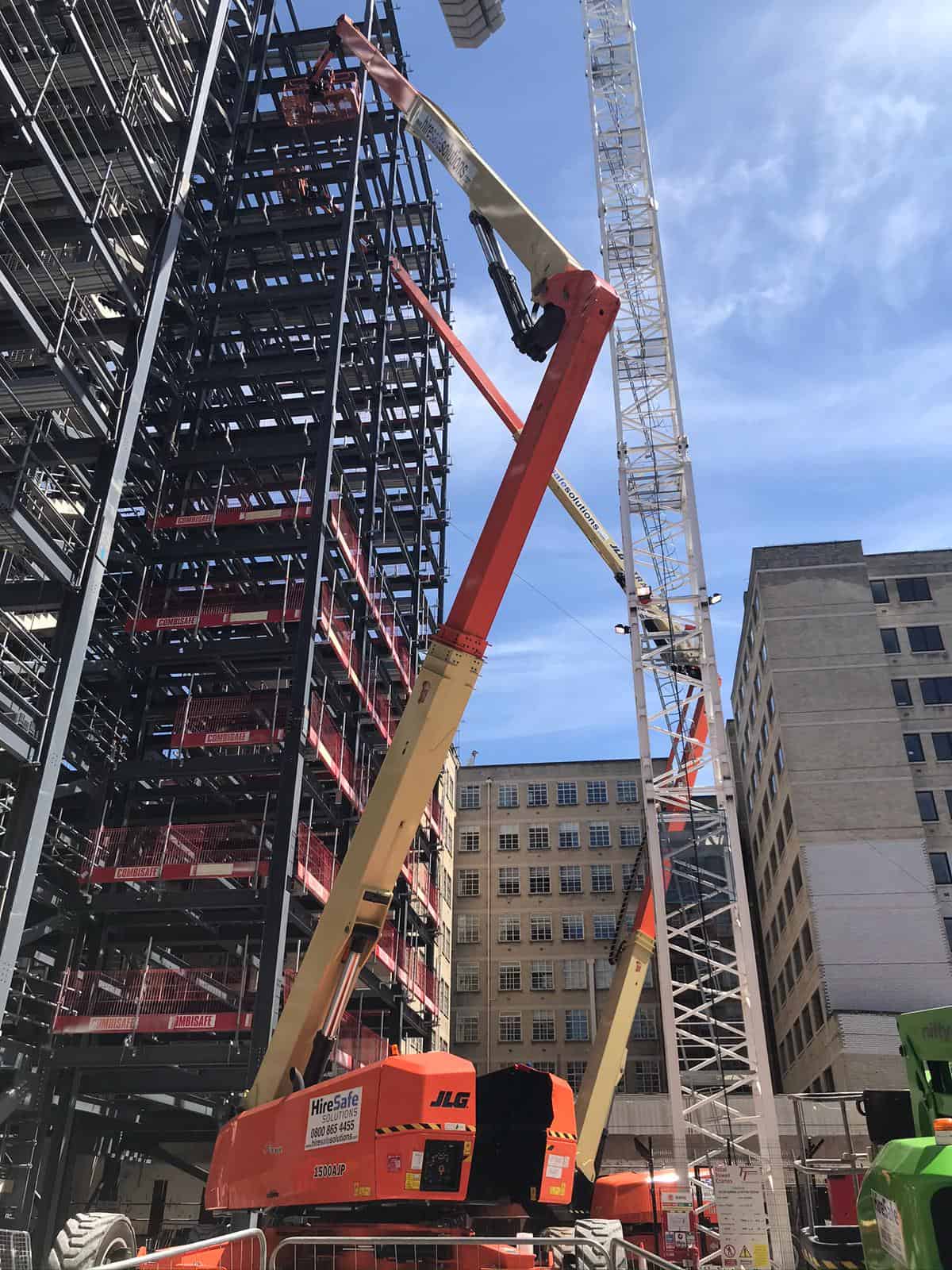 Chantier de construction avec grue, planifié grâce à la modélisation 4D