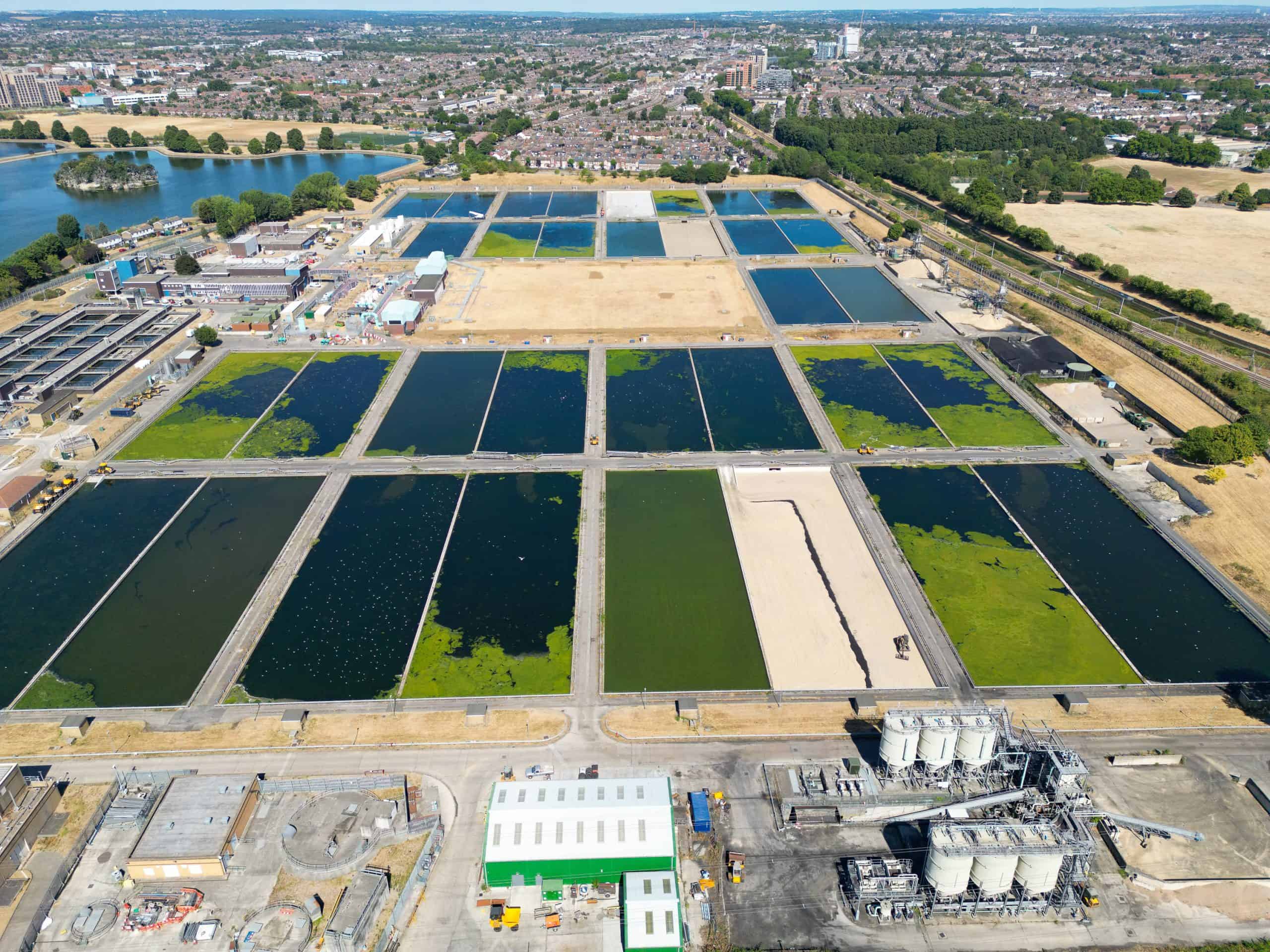 Vue aérienne d'une usine de traitement de l'eau, un type de réseau modélisable avec OpenFlows WorkSuite