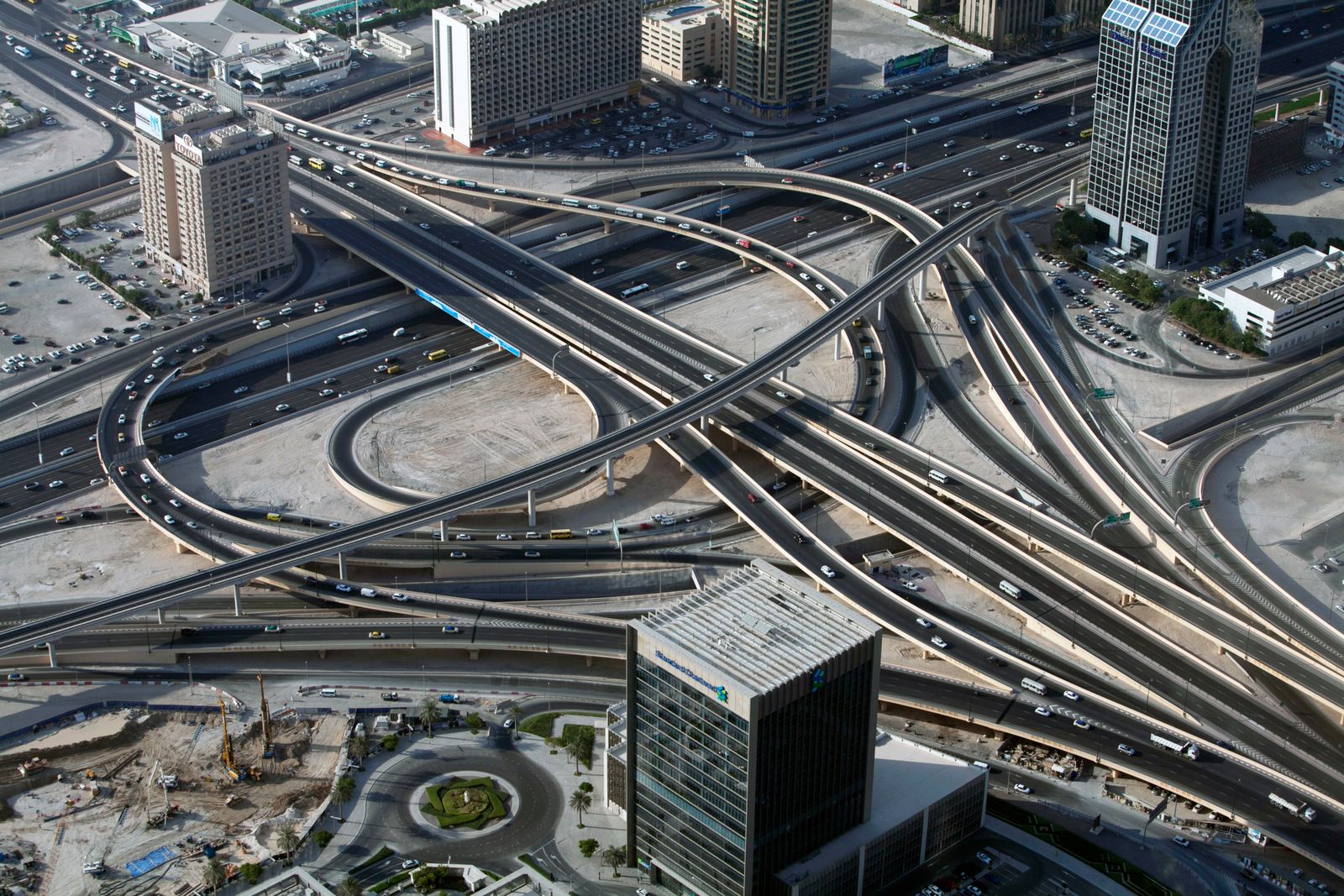 Échangeur autoroutier complexe illustrant un grand projet d'infrastructure linéaire en milieu urbain