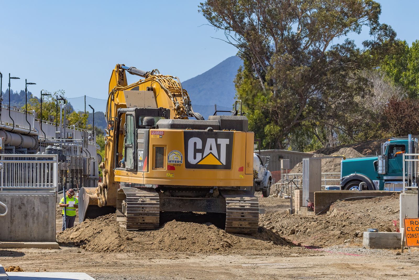 Engin de chantier sur un site de construction routière