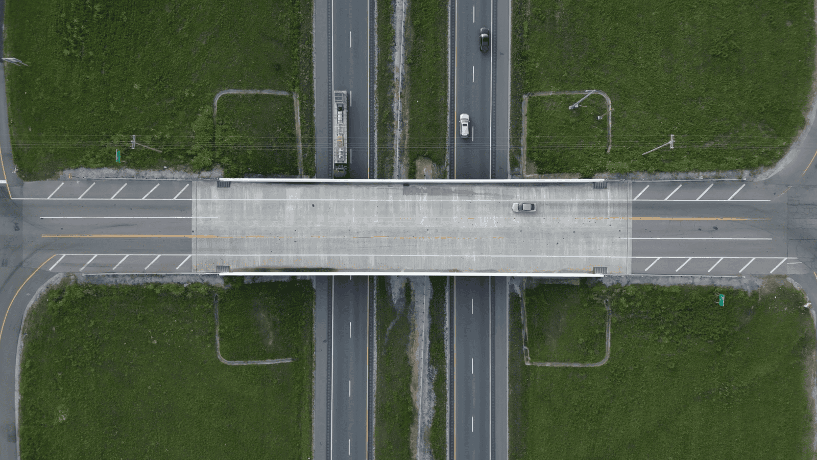 Vue aérienne d'un échangeur autoroutier illustrant la complexité des projets de conception routière