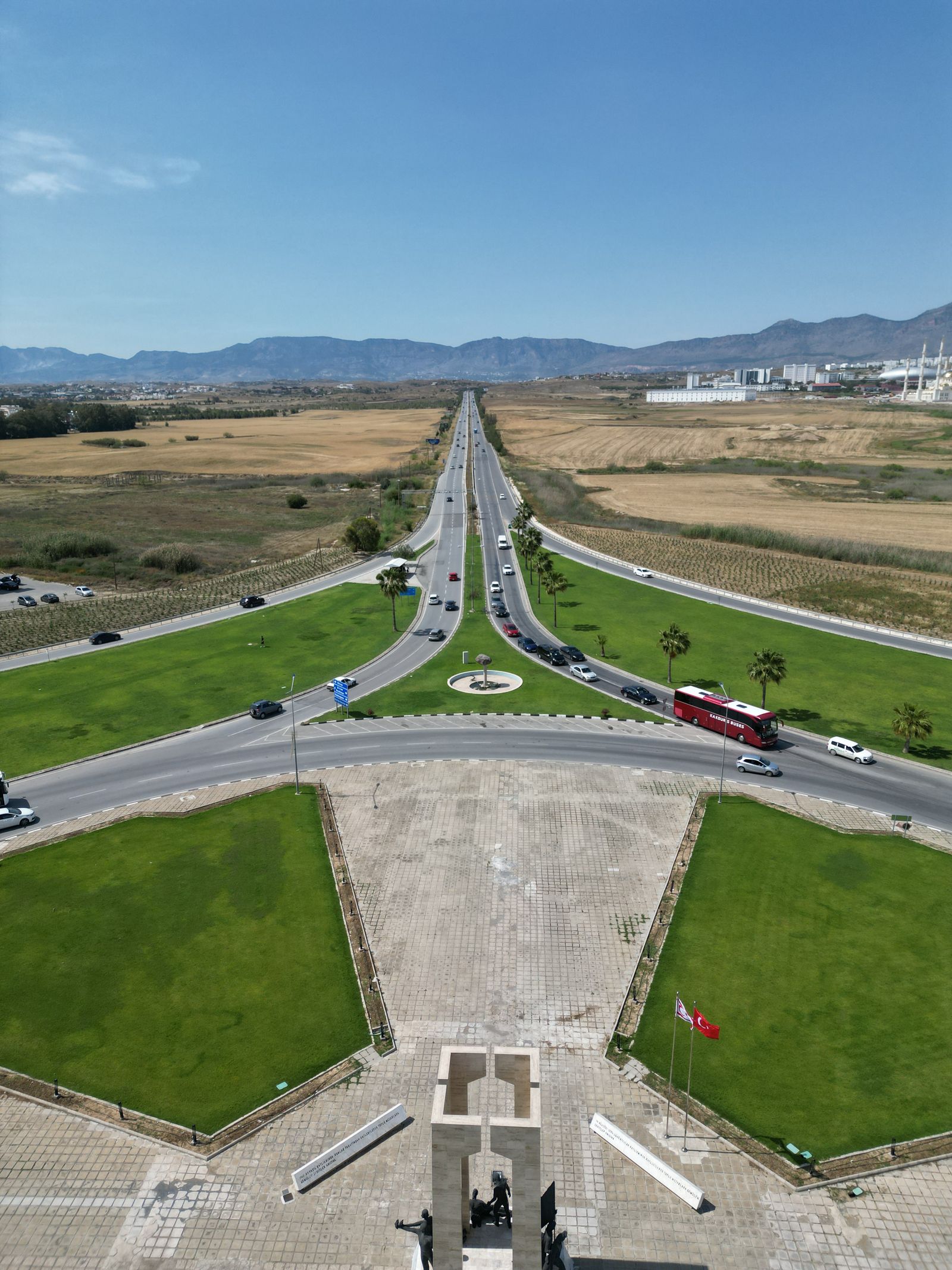 Vue aérienne d'un giratoire, exemple de conception d'échangeur en génie civil