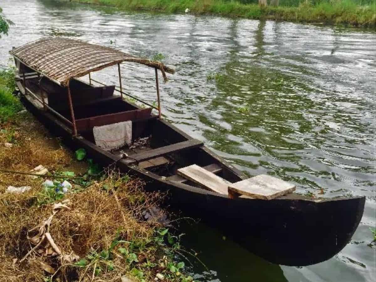 Small Canoe Alleppey Backwaters Small canoe used for tourists at Alleppey backwaters, India
