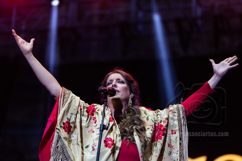 ARGENTINA Y SU EXPECTACULO  «IDILIO» LLENAN LA PLAZA MAYOR DE FLAMENCO Y  SON CUBANO