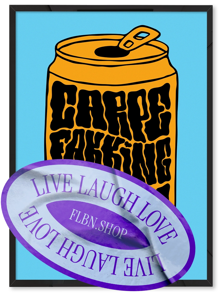 Flabben Shop säljer en poster med en ölburk med trycket Carpe Fakking Diem på. Ölburken är gul och bakgrunden är ljusblå.