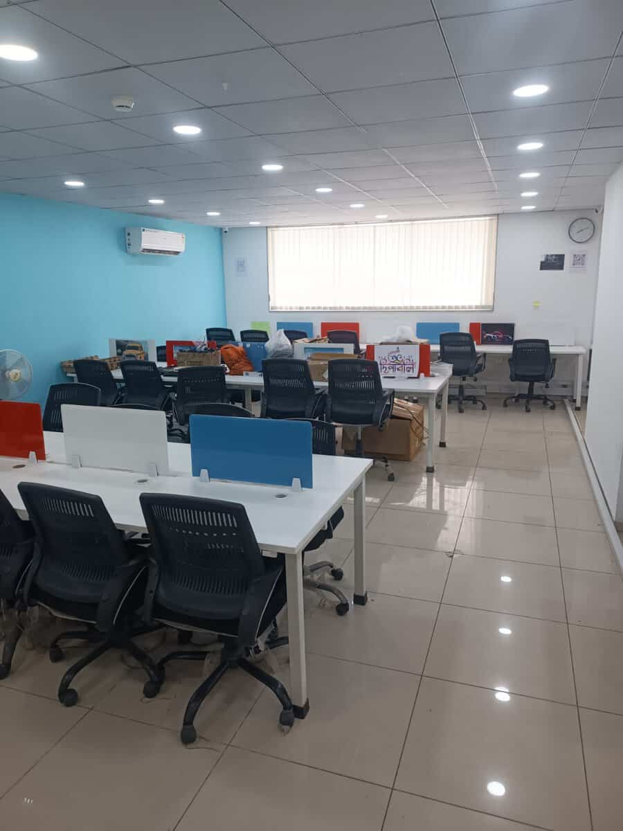 Open-plan workstation hall with blue accent wall in 2500 sq ft furnished office for rent at Suratwala Mark Plazzo Hinjewadi