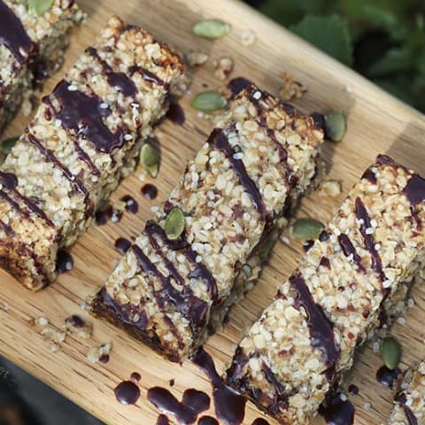 Flapjack oat bars with hemp seed and pumpkin seeds - sweetened with dates #vegan #glutenfree #hemp