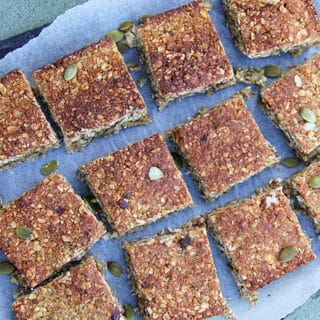 vegan hiking energy bars with pumkin seeds