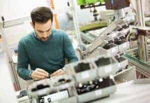Maschinenbauingenieur entwickelt Maschine mit Federelementen