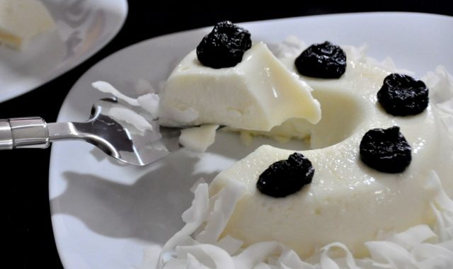 Manjar de Coco Simples com Calda de Ameixa