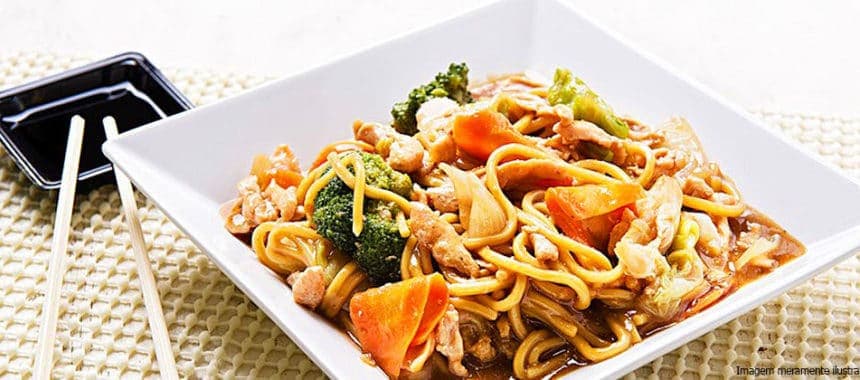 Yakisoba Simples e Fácil