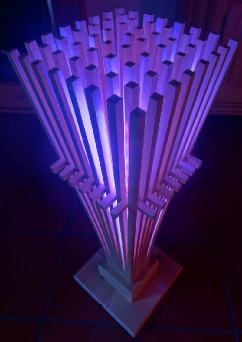 Zirbenlampe SunnyZirb in der Nacht lila beleuchtet Zirbenlampe SunnyZirb - in der Nacht lila beleuchtet