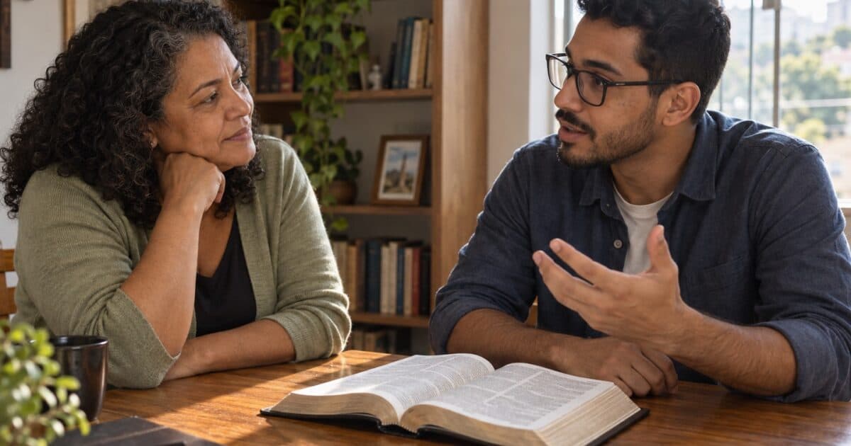 Dois adultos conversam sobre dúvidas da fé cristã com uma Bíblia aberta entre eles.