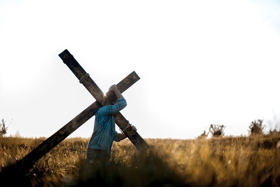 Deus nunca dá uma cruz maior que você possa carregar