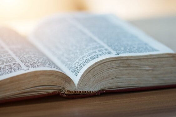A tua palavra é lâmpada para guiar os meus passos – Salmo 119:105