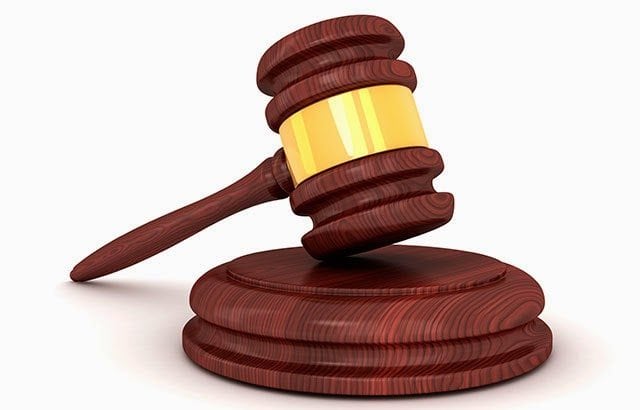 Martelo de juiz representando o tema da justiça de Deus