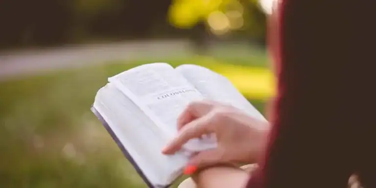 Saiba como colocar as intenções do seu coração nas mãos de Deus motivos para ler a bíblia diariamente