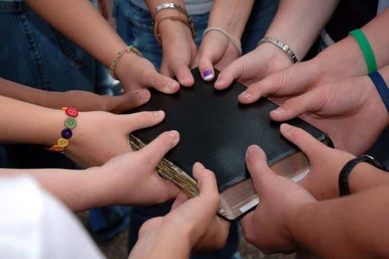 Como levar a palavra de Deus para os jovens?