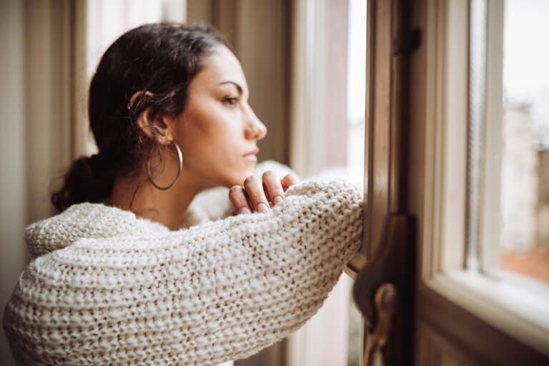 O que a Bíblia diz sobre ansiedade? 5 versículos para você conhecer