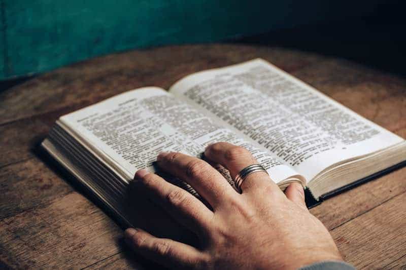 O que Josué 1:9 nos ensina?