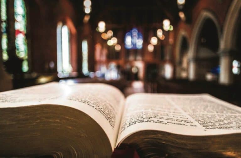 Bíblia Sagrada: A importância de se aprofundar na palavra de Deus