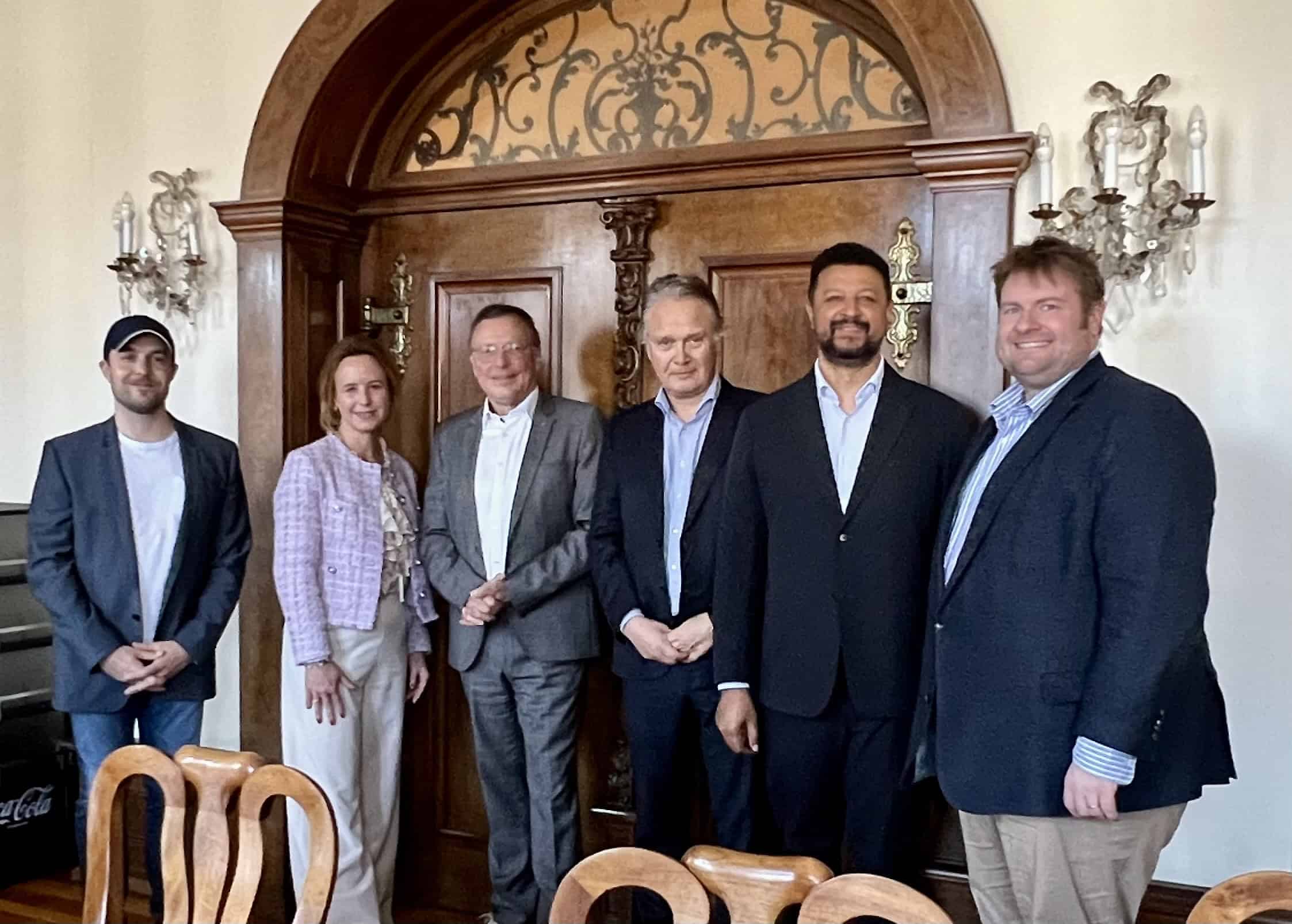 Dr. Oliver Friedmann, Julia Becker, Volker Herres, Nikolaus von der Decken, Dennis Amour und Dr. Dennis Ballwieser